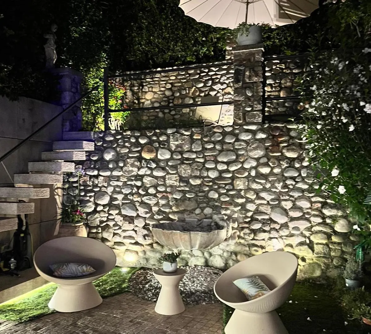 Garden Suite Castle Desenzano del Garda 0*,  Italy